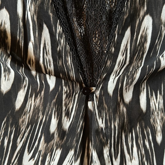 Miracle body large l tunic sheer lace in back with button to create flow hot - Picture 4 of 9